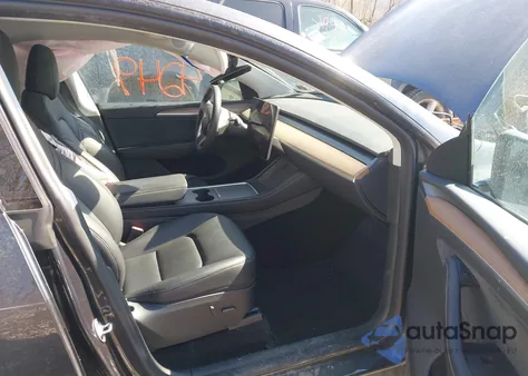 2024 Tesla Model Y Long Range Dual Motor All-Wheel Drive z USA, uszkodzony, nr VIN 7SAYGDEE6RA219344